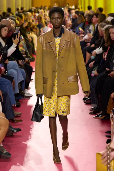 Look 16